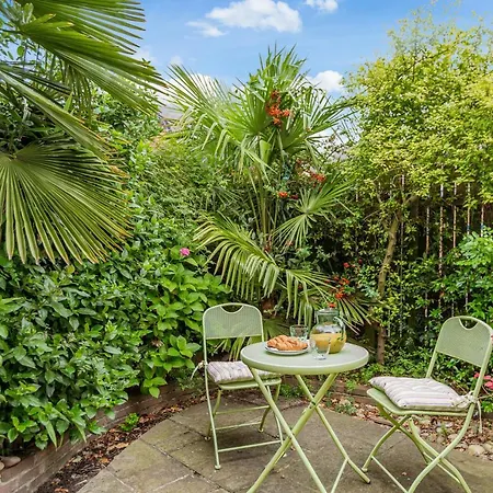 Strayside Cottage: Cozy Dog-friendly Retreat Near Center