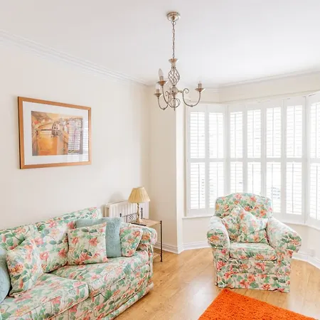Strayside Cottage: Cozy Dog-friendly Retreat Near Center