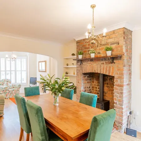 Strayside Cottage: Cozy Dog-friendly Retreat Near Center