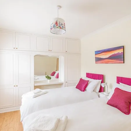 Strayside Cottage: Cozy Dog-friendly Retreat Near Center