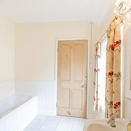 Strayside Cottage: Cozy Dog-friendly Retreat Near Center *