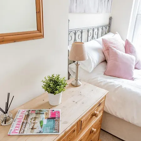 Holiday home Strayside Cottage: Cozy Dog-friendly Retreat Near Center *