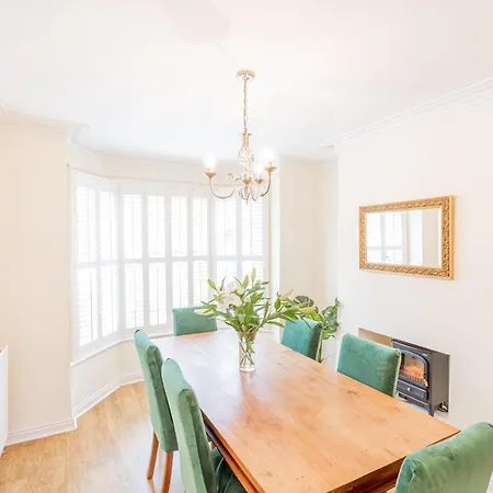 Сasa de vacaciones Strayside - Cosy Dog Friendly Sleeps 4. 5 Mins Walk To Hospital And 15 Mins Walk To Town Centre *