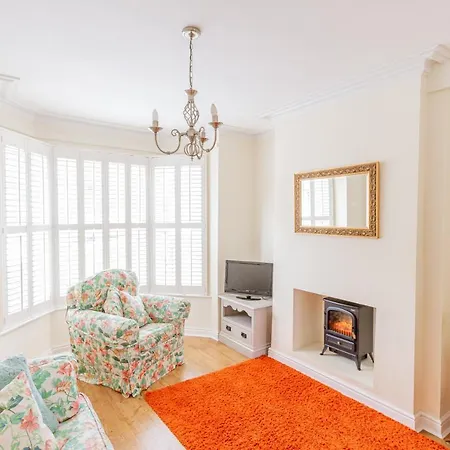 Strayside - Cosy Dog Friendly Sleeps 4. 5 Mins Walk To Hospital And 15 Mins Walk To Town Centre