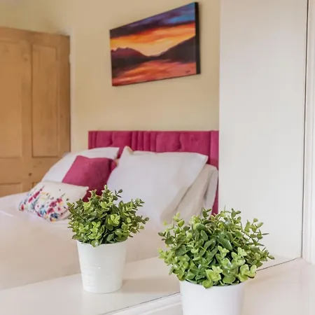 Сasa de vacaciones Strayside - Cosy Dog Friendly Sleeps 4. 5 Mins Walk To Hospital And 15 Mins Walk To Town Centre *