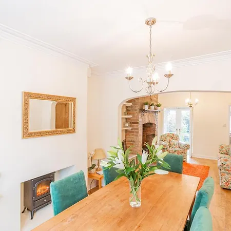 Strayside - Cosy Dog Friendly Sleeps 4. 5 Mins Walk To Hospital And 15 Mins Walk To Town Centre